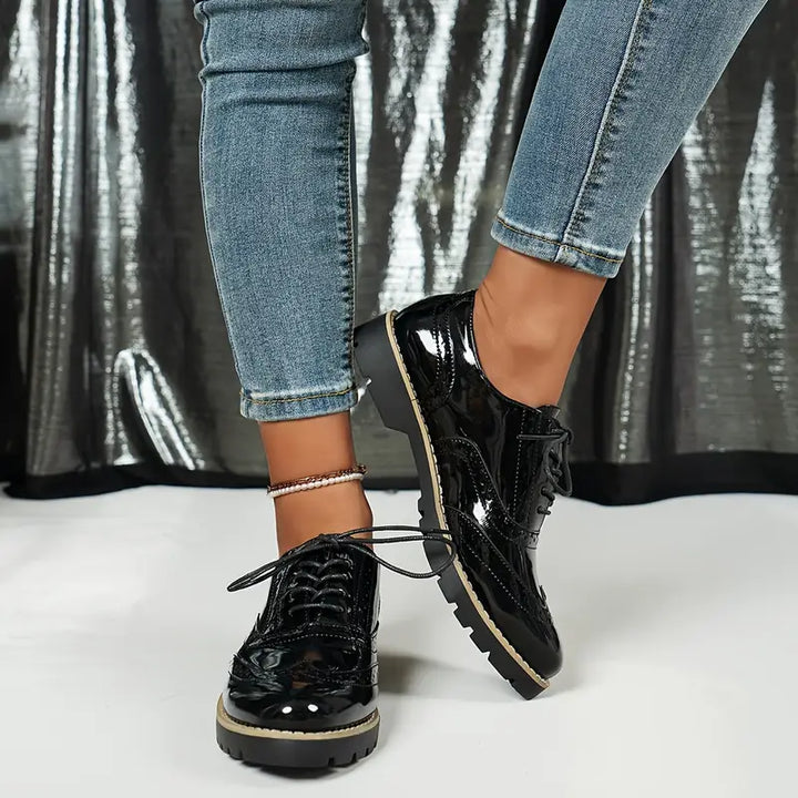 Damen Oxford-Schuhe mit Lack-Optik | Robuste Profilsohle &amp; Brogue-Details | Elegante Schnürschuhe für Büro und Alltag