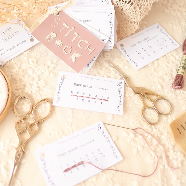 Mini ompelukirja ”Stitchery” matkailuompelusetti | Kaikki yhdessä ompelupakkaus kirjan muodossa | Neulat, langat, napit &amp; työkalut | Kompakti laukkuun/matkalaukkuun
