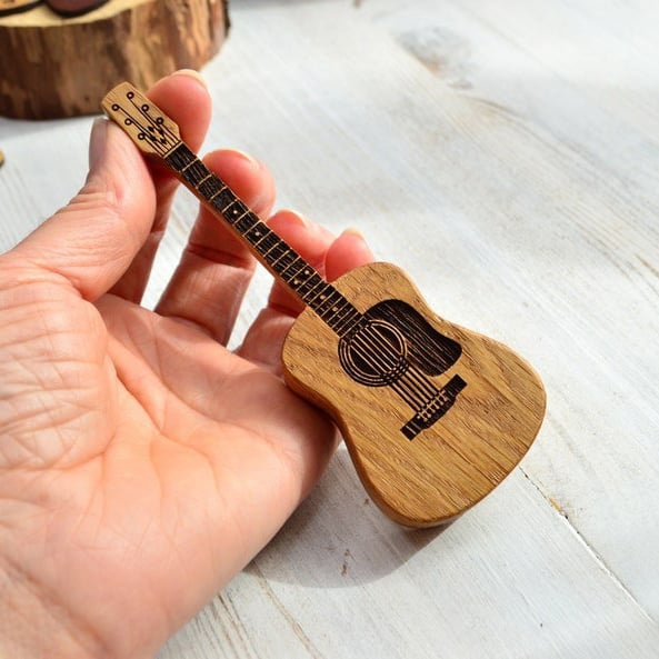 Personalisierte Gitarren-Plektrum Box aus Eichenholz | Mit Display-Ständer &amp; Platz für 3 Plektren | Geschenk für Gitarristen
