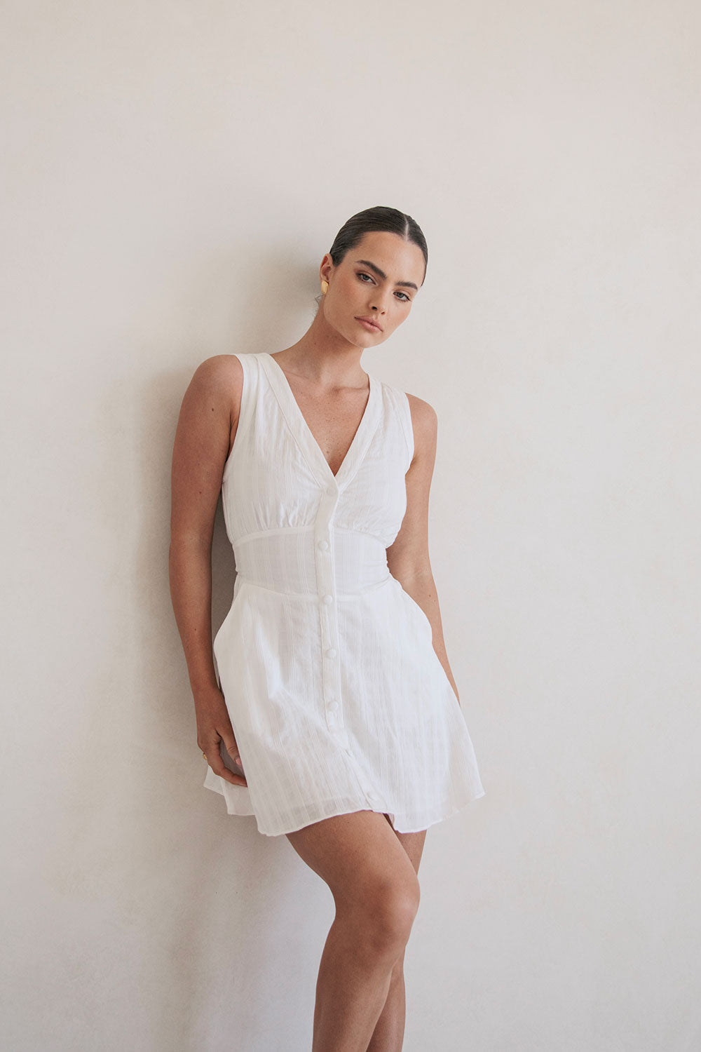 Damen Sommerkleid mit V-Ausschnitt &amp; Taillenband | Ärmelloses Minikleid mit Taschen | Femininer Freizeit-Look