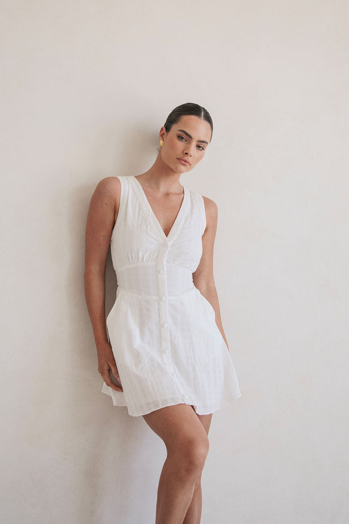 Damen Sommerkleid mit V-Ausschnitt &amp; Taillenband | Ärmelloses Minikleid mit Taschen | Femininer Freizeit-Look