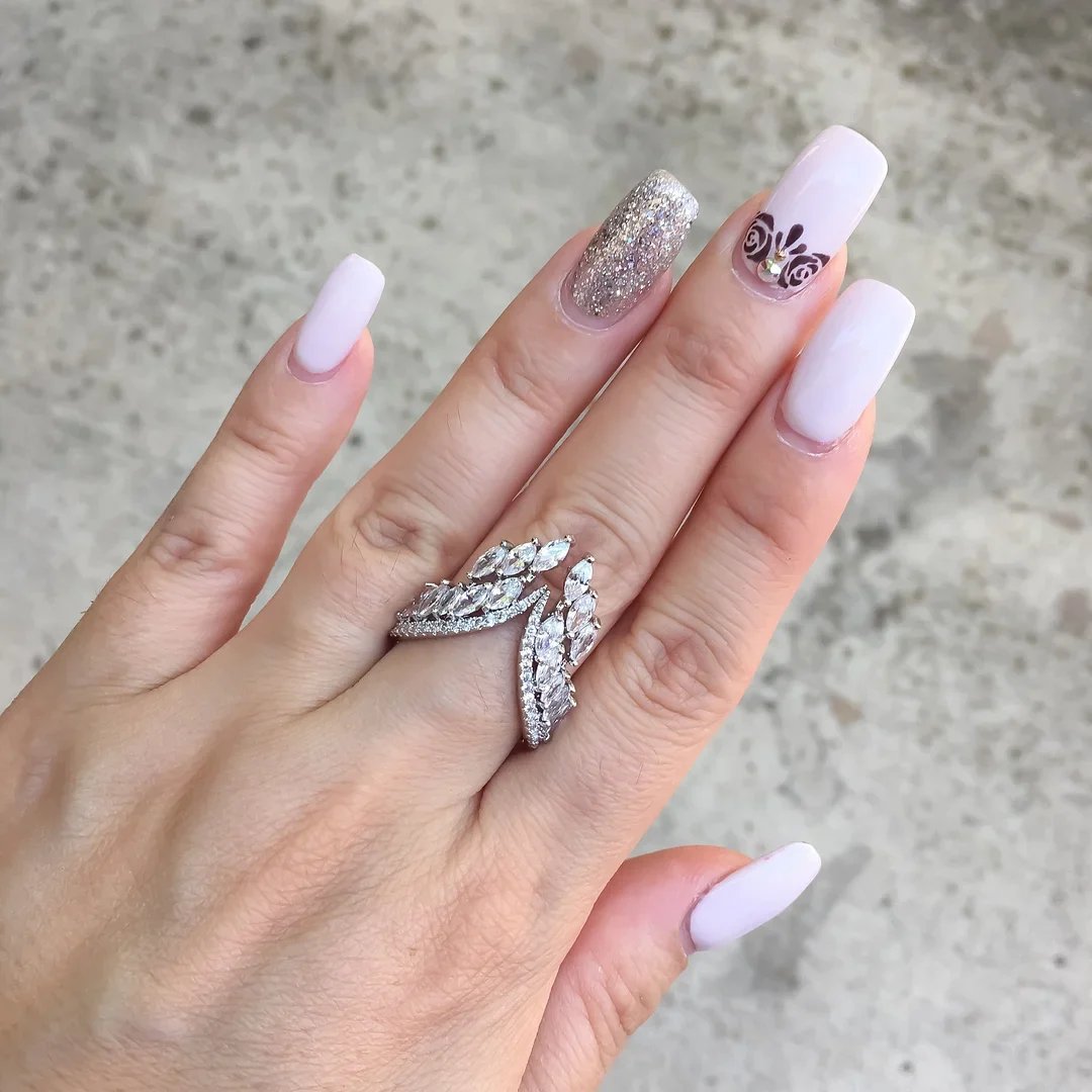 Engelshorn Armreif verstellbar | Flügel-Design mit Zirkonia | Eleganter Schmuck aus Legierung | Für Alltag &amp; Anlass