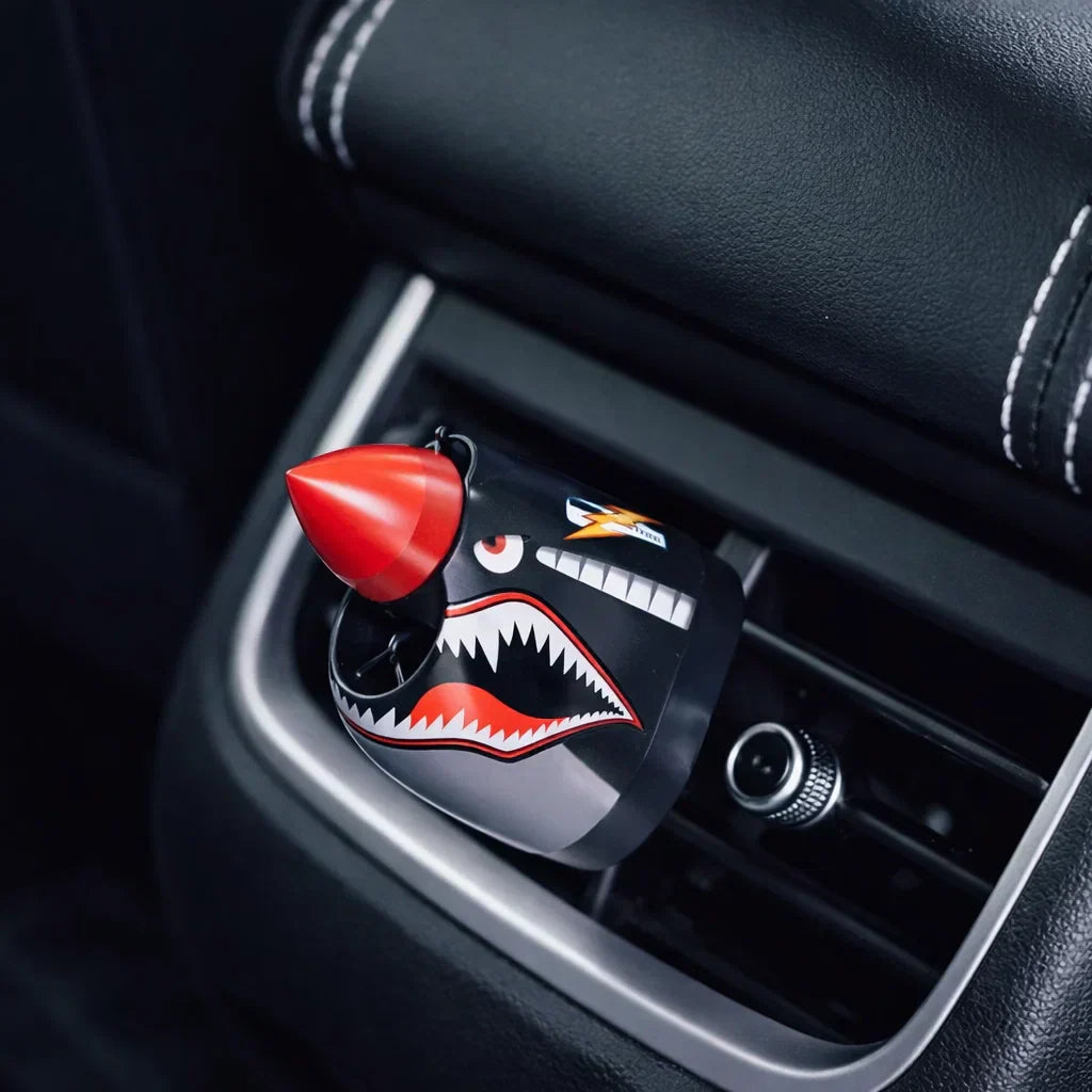P-40 Warhawk Auto-Dekoration mit rotierender Propeller | Interaktive Dashboard Figur durch Fahrtwind | Geschenk für Auto- &amp; Luftfahrtfans