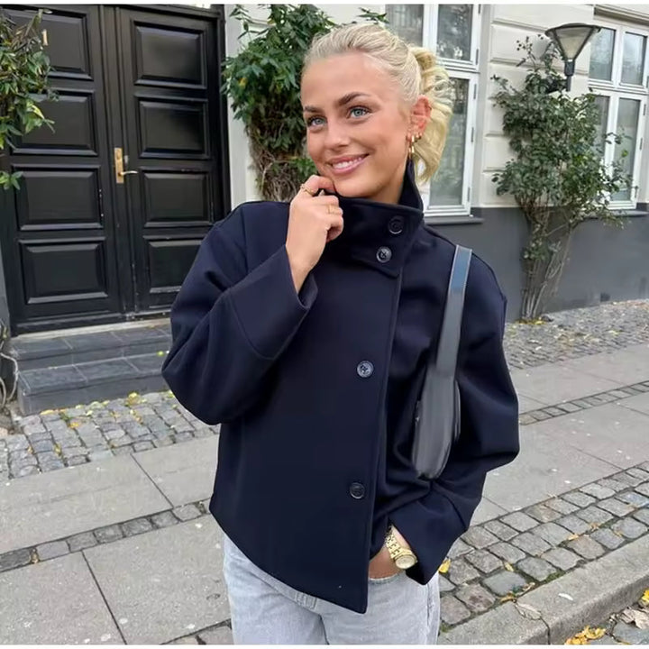 Damen Kurzjacke Elise | Zweireihig &amp; Elegant | Warm &amp; Bequem | Mit Brusttasche &amp; Modernem Schnitt