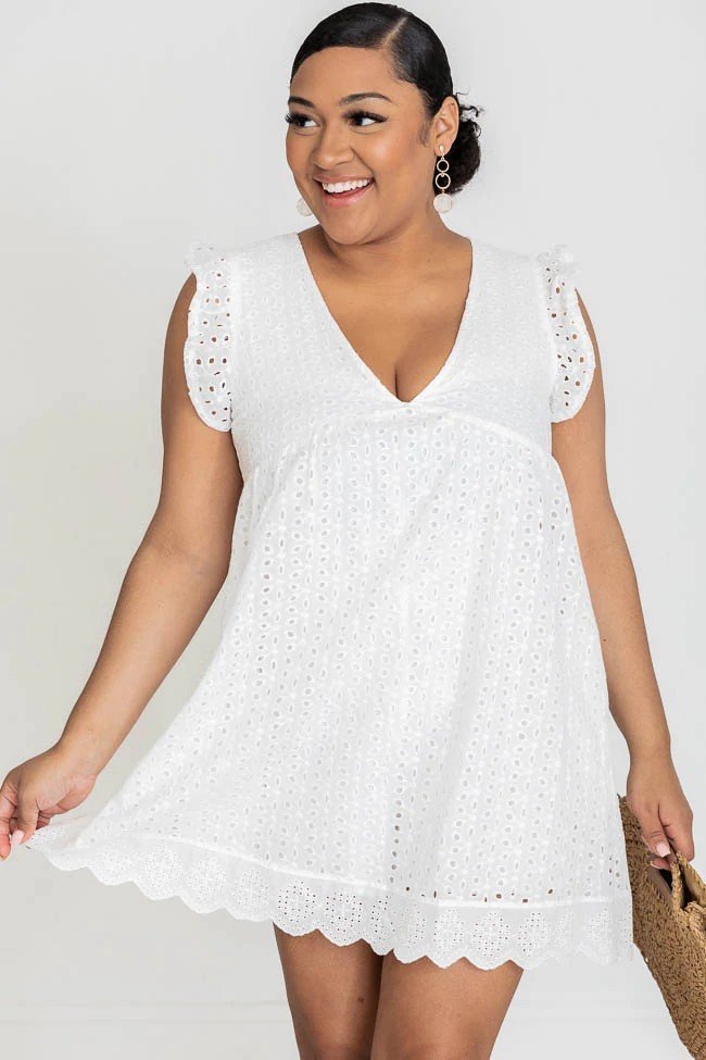 Romper im Kleid-Look aus Baumwolle mit Lochsaum | V-Ausschnitt &amp; Rüschenärmel | Taschen &amp; Shorts-Futter | leicht &amp; feminin | XS–3XL