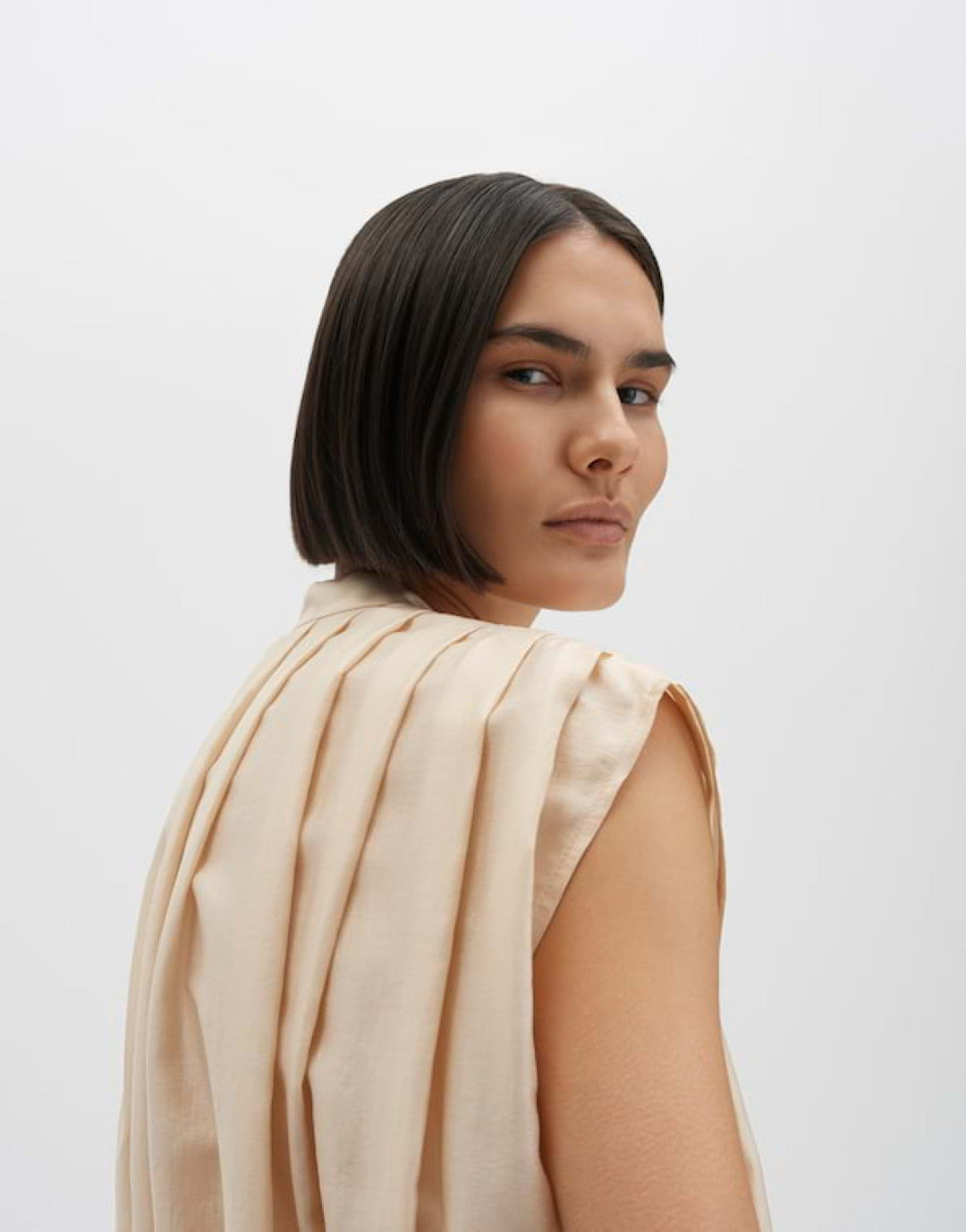 Damen Bluse | Bluse mit Drapierung, Rundhalsausschnitt, Knopfleiste und kurzen Ärmeln