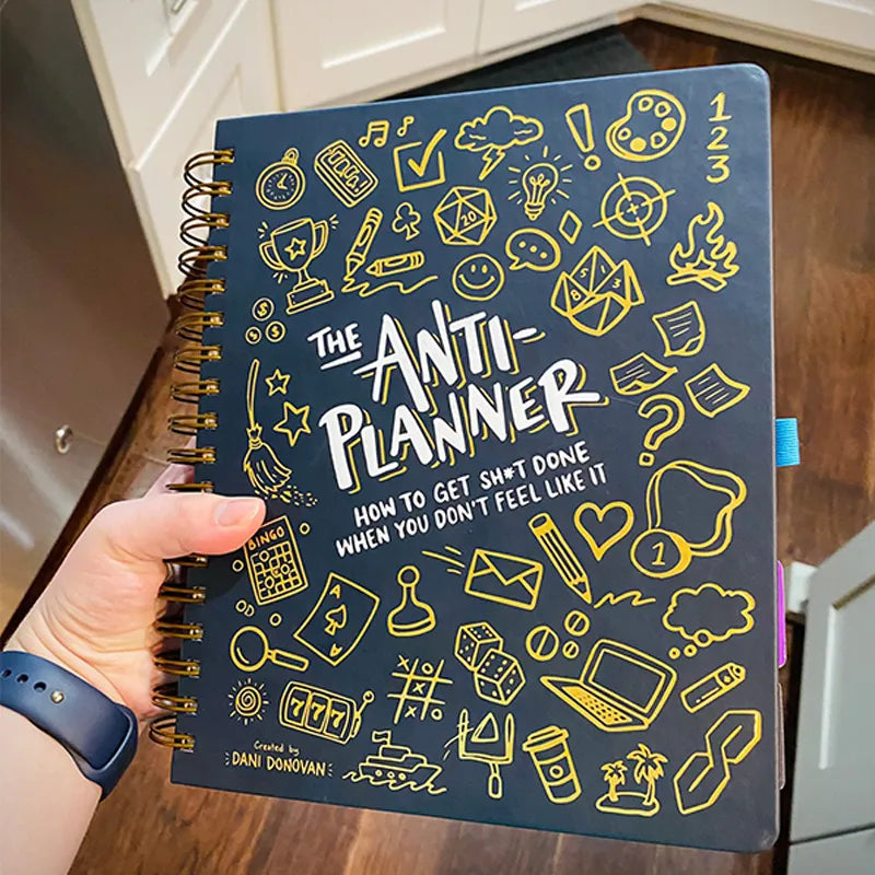 Anti-Planer pracovný zošit proti prokrastinácii | 165+ stratégií na sústredenie a realizáciu | Neoznačený, plnofarebný | 328 strán (25×22,9 cm)
