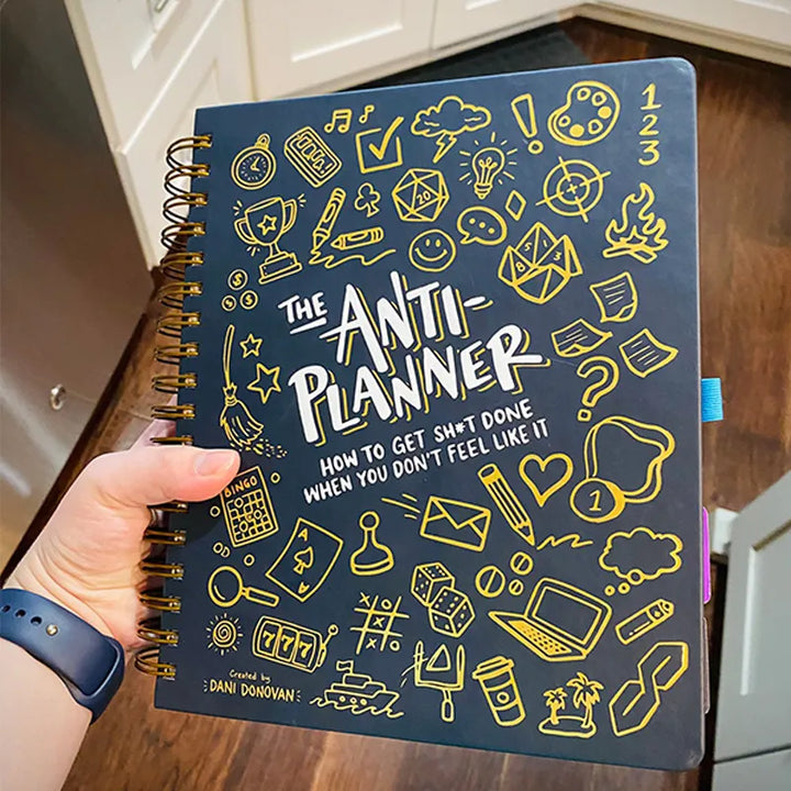 Anti-Planer pracovný zošit proti prokrastinácii | 165+ stratégií na sústredenie a realizáciu | Neoznačený, plnofarebný | 328 strán (25×22,9 cm)