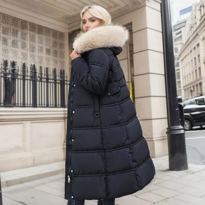 Damen lange Winterjacke mit Gürtel | Wintermantel mit Kapuze und Fellbesatz für feminine Winterlooks und kalte Tage