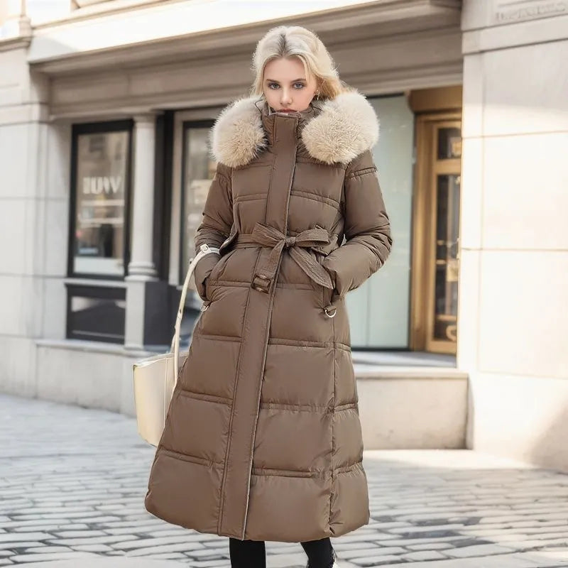 Damen lange Winterjacke mit Gürtel | Wintermantel mit Kapuze und Fellbesatz für feminine Winterlooks und kalte Tage