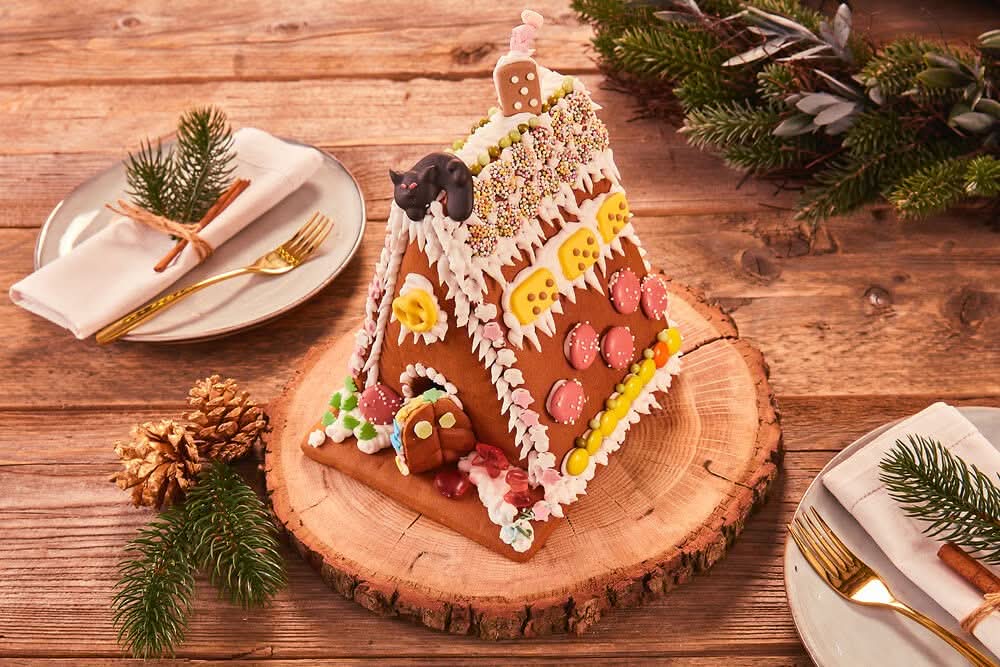 Lebkuchenhaus Bauset 403 g zum Selberbauen | Knusper-Häuschen mit Lebkuchenteilen, Zuckerguss und bunter Dekoration für Weihnachten