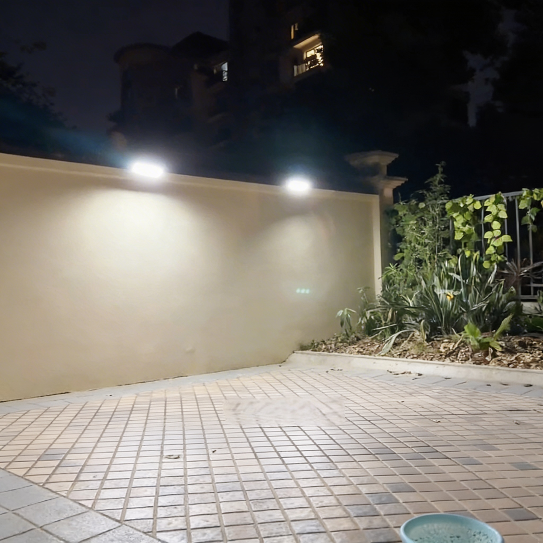 Solar-Außenleuchte mit Bewegungsmelder 270° | 3 Verstellbare LED-Köpfe | Fernbedienung &amp; IP65 Wasserdicht