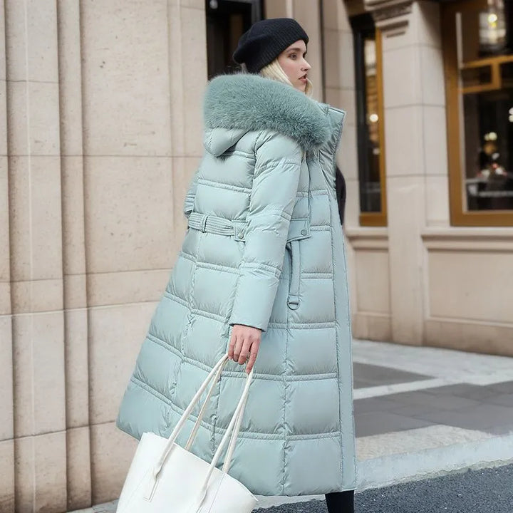 Damen lange Winterjacke mit Gürtel | Wintermantel mit Kapuze und Fellbesatz für feminine Winterlooks und kalte Tage