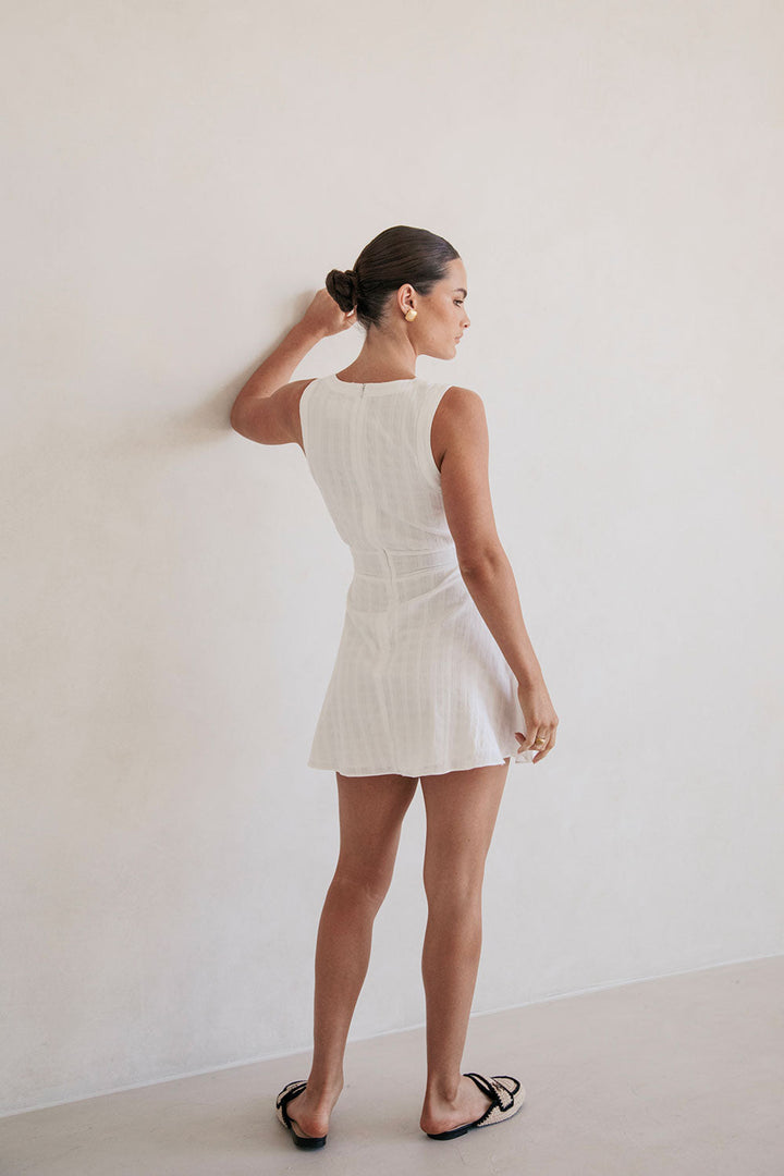 Damen Sommerkleid mit V-Ausschnitt &amp; Taillenband | Ärmelloses Minikleid mit Taschen | Femininer Freizeit-Look