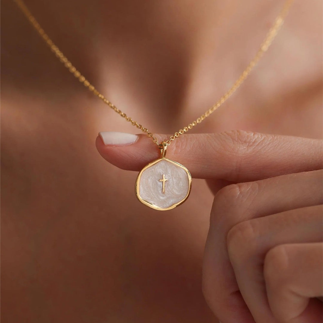 Goldfarbene Halskette mit Kreuzanhänger | Medaillon in Perlmuttoptik | Dezenter Schmuck für jeden Tag