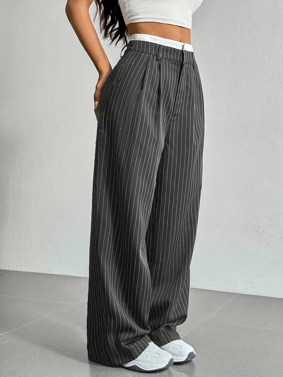 Damen High-Waist Hose | Gestreifte Stoffhose mit weitem Bein, lockerer Passform und praktischen Seitentaschen