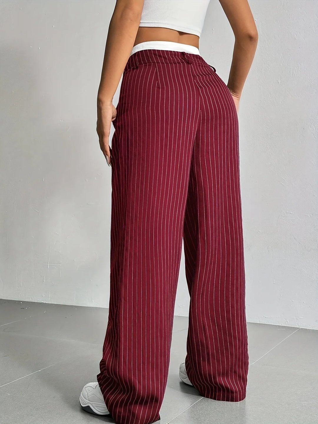 Damen High-Waist Hose | Gestreifte Stoffhose mit weitem Bein, lockerer Passform und praktischen Seitentaschen