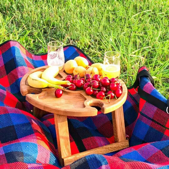 Tavolo in legno per esterni con design pieghevole e portabicchieri in vetro