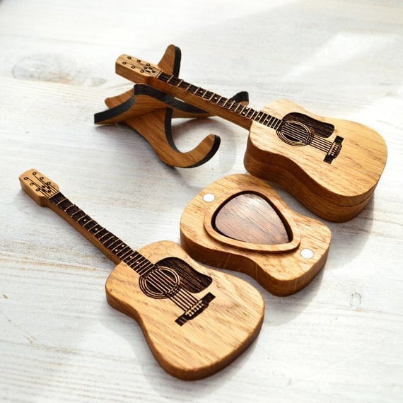 Personalisierte Gitarren-Plektrum Box aus Eichenholz | Mit Display-Ständer &amp; Platz für 3 Plektren | Geschenk für Gitarristen
