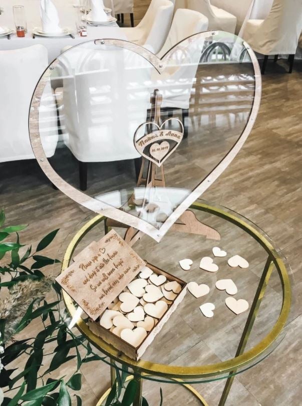 Libro degli ospiti per matrimoni a forma di cuore con cornice | decorazione ricordo con circa 80 cuori in legno | include supporto | 32×38×16 cm