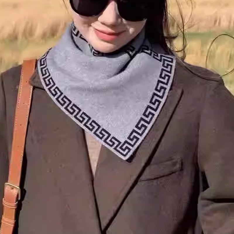 Sciarpa triangolare da donna | Morbida e leggera, versatile da indossare come sciarpa o collo | 36x30 cm | Fantasie