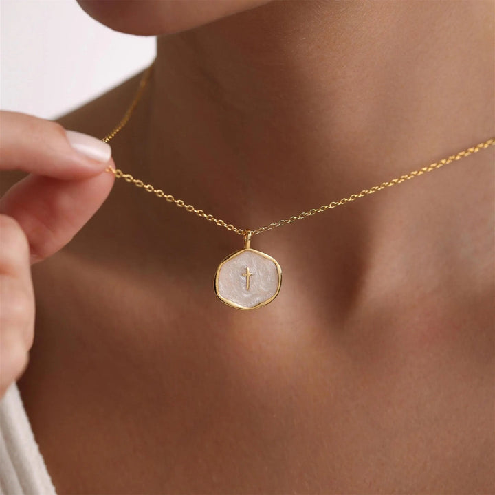 Goldfarbene Halskette mit Kreuzanhänger | Medaillon in Perlmuttoptik | Dezenter Schmuck für jeden Tag