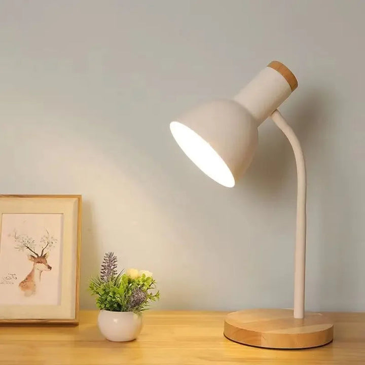LED Schreibtischlampe | Verstellbare Tischleuchte aus Holz und Eisen im skandinavischen Design