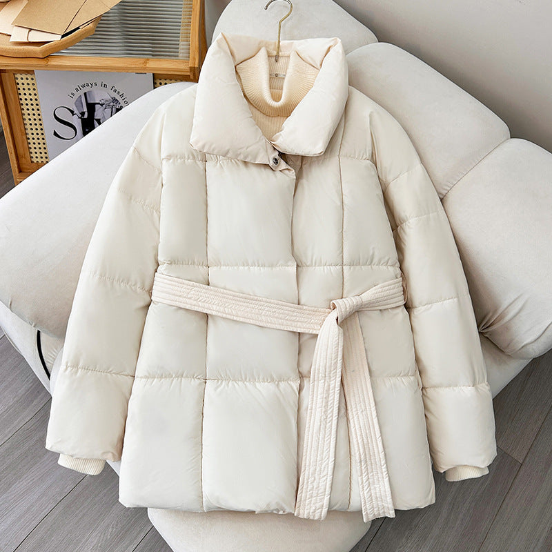 Damen Winterjacke mit Gürtel | Warm gefütterte Steppjacke mit hohem Kragen, verdecktem Reißverschluss und taillierter Passform