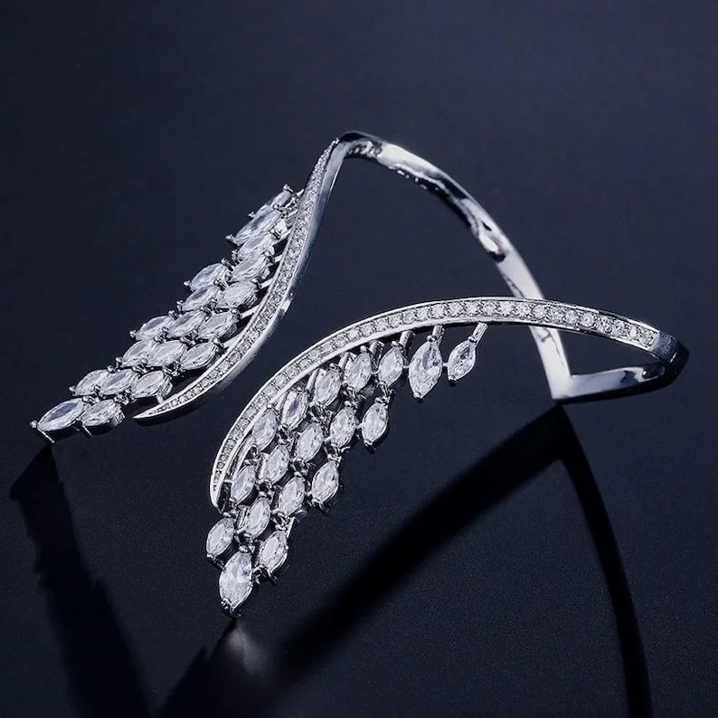 Engelshorn Armreif verstellbar | Flügel-Design mit Zirkonia | Eleganter Schmuck aus Legierung | Für Alltag &amp; Anlass