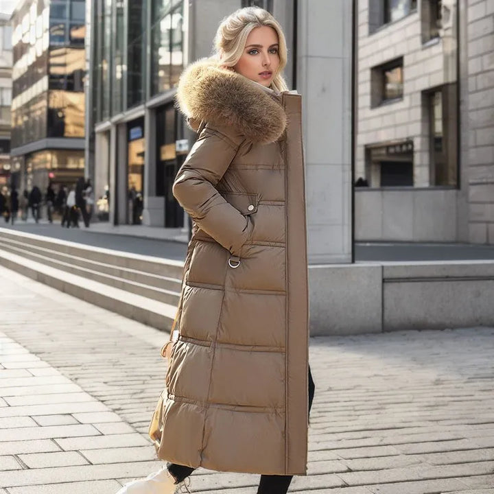 Damen lange Winterjacke mit Gürtel | Wintermantel mit Kapuze und Fellbesatz für feminine Winterlooks und kalte Tage
