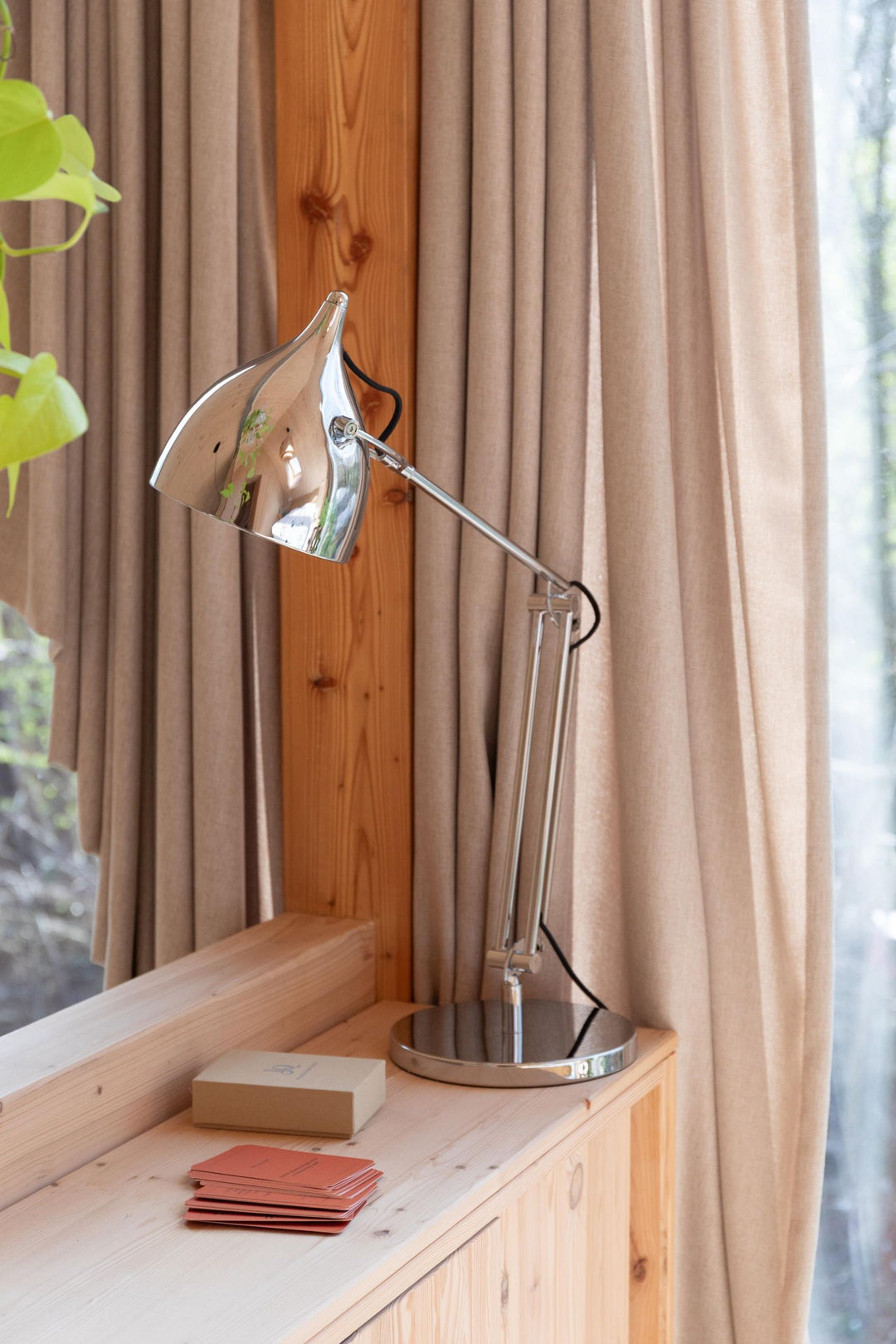 Schreibtischlampe | Verstellbare Chrom Tischleuchte aus Eisen mit E27-Fassung für Arbeitsplatz und Lesen