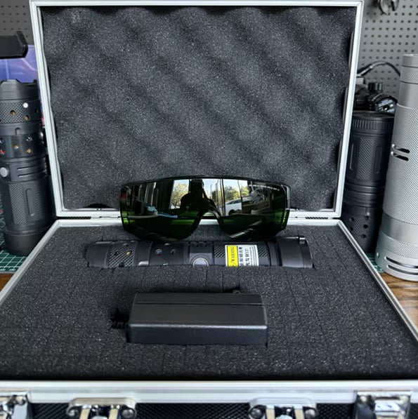 Langwelliges Infrarot-Laserlicht | Unsichtbares IR-Licht für Sensorik, Ausrichtung &amp; Tests | Kompakt, fokussierbar, robust