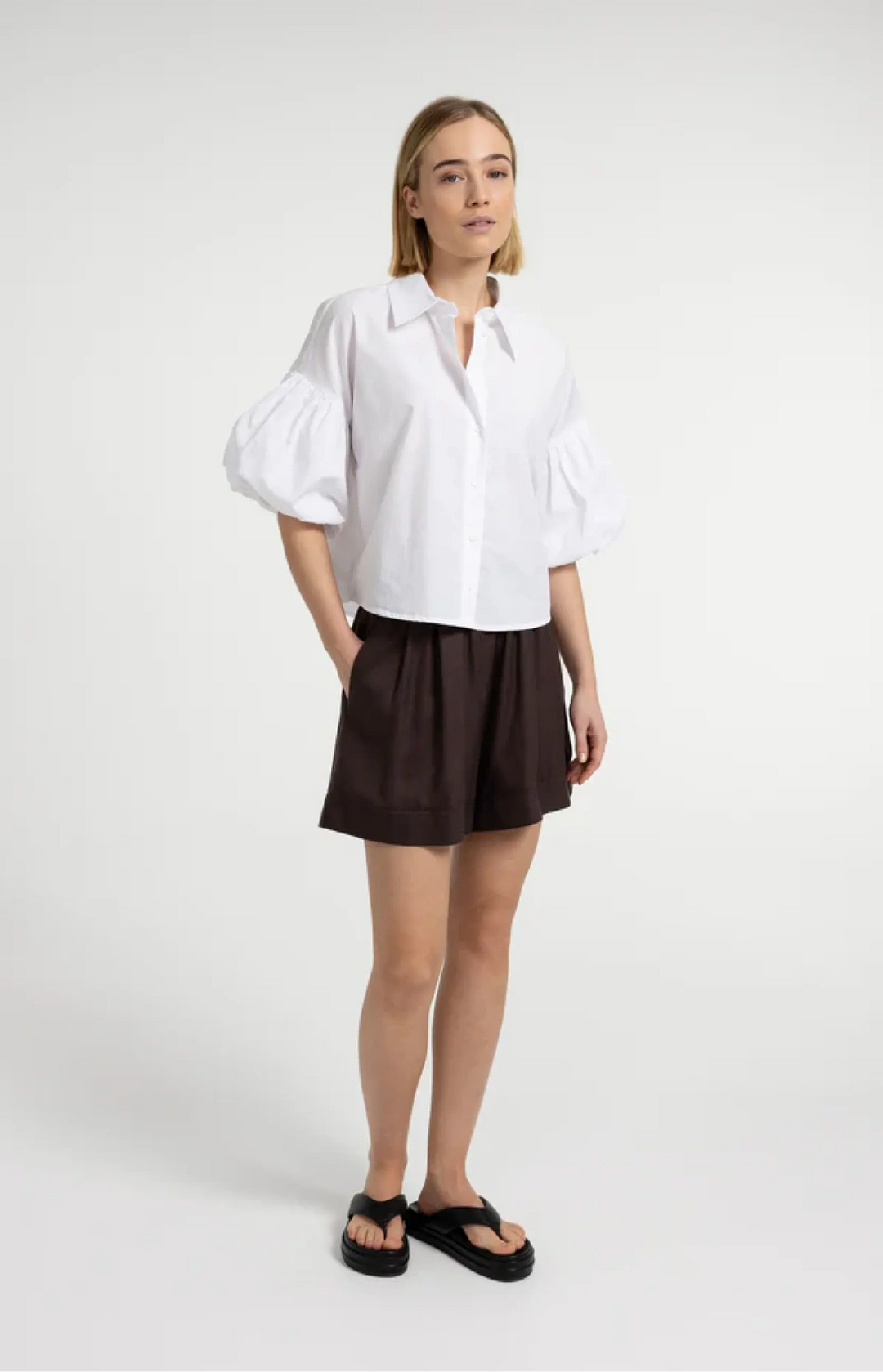 Damen Bluse | Oversize-Bluse mit kurzen Ballonärmeln, Kragen und Knopfleiste