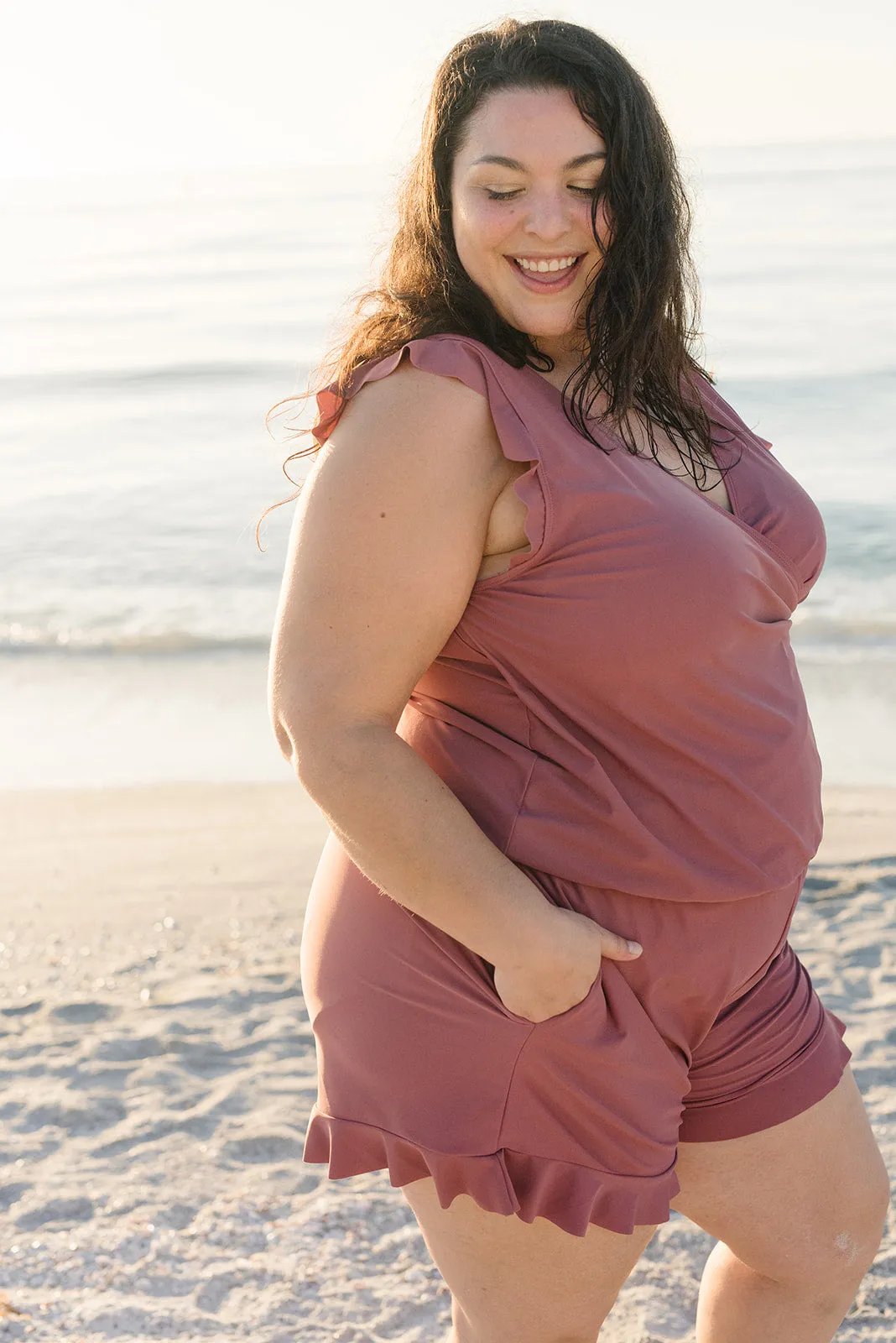 Damen Swim Romper mit Bauchkontrolle | V-Ausschnitt &amp; Rüschenschultern | schnelltrocknend, Vier-Wege-Stretch mit Shorts &amp; Taschen