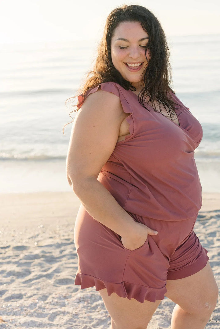 Damen Swim Romper mit Bauchkontrolle | V-Ausschnitt &amp; Rüschenschultern | schnelltrocknend, Vier-Wege-Stretch mit Shorts &amp; Taschen