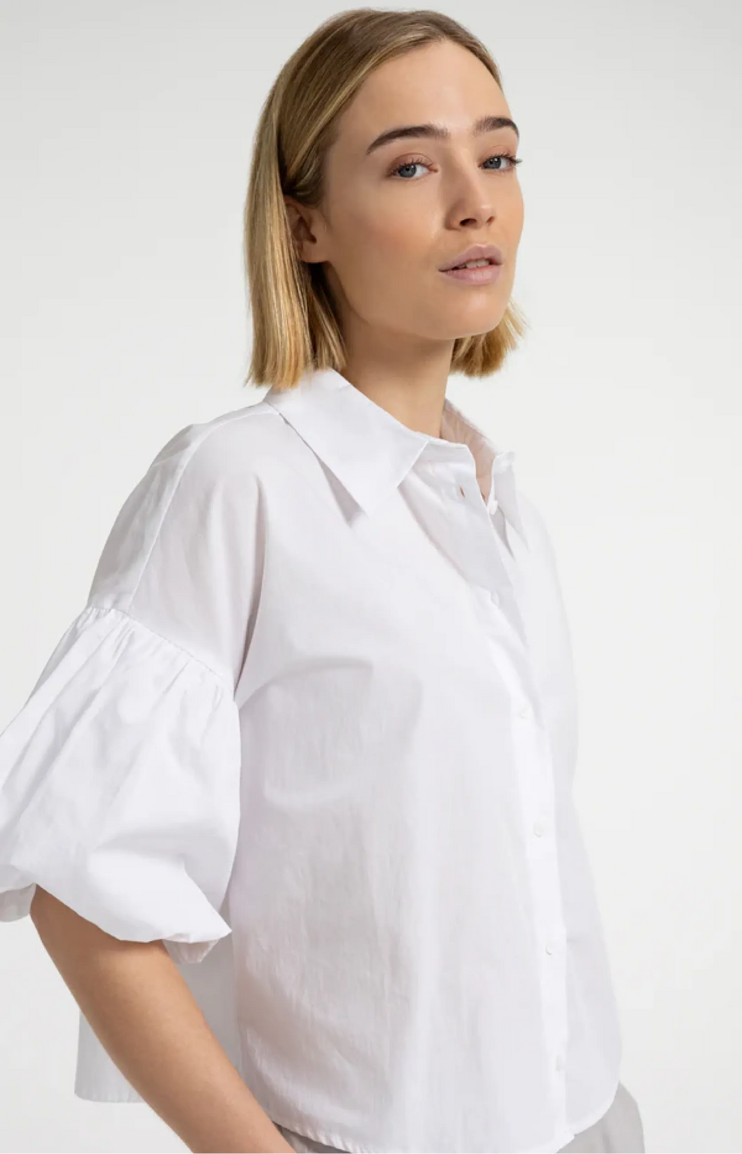 Damen Bluse | Oversize-Bluse mit kurzen Ballonärmeln, Kragen und Knopfleiste
