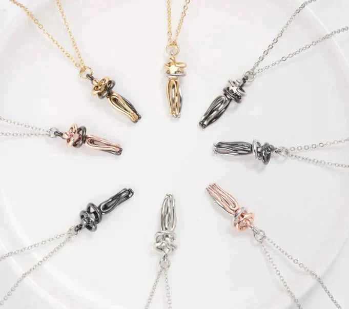 Umarmungs-Herz Anhänger Kette | Edelstahlkette mit Messing-Anhänger | Symbol für Liebe &amp; Verbundenheit | Geschenkidee