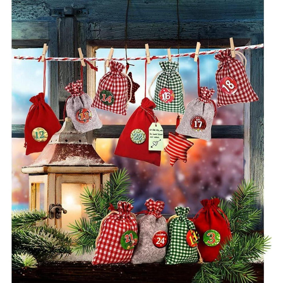 Adventskalender zum Befüllen mit 24 XXL Stoffsäckchen | Wiederverwendbares Set mit Zahlen, Holzklammern und 4 m Kordel