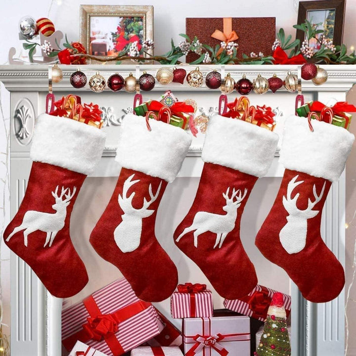 Weihnachtsstrümpfe 2er Set 45 x 20 cm | Große rote Nikolausstrümpfe mit Rentiermotiv und Aufhängeöse zum Befüllen und Dekorieren