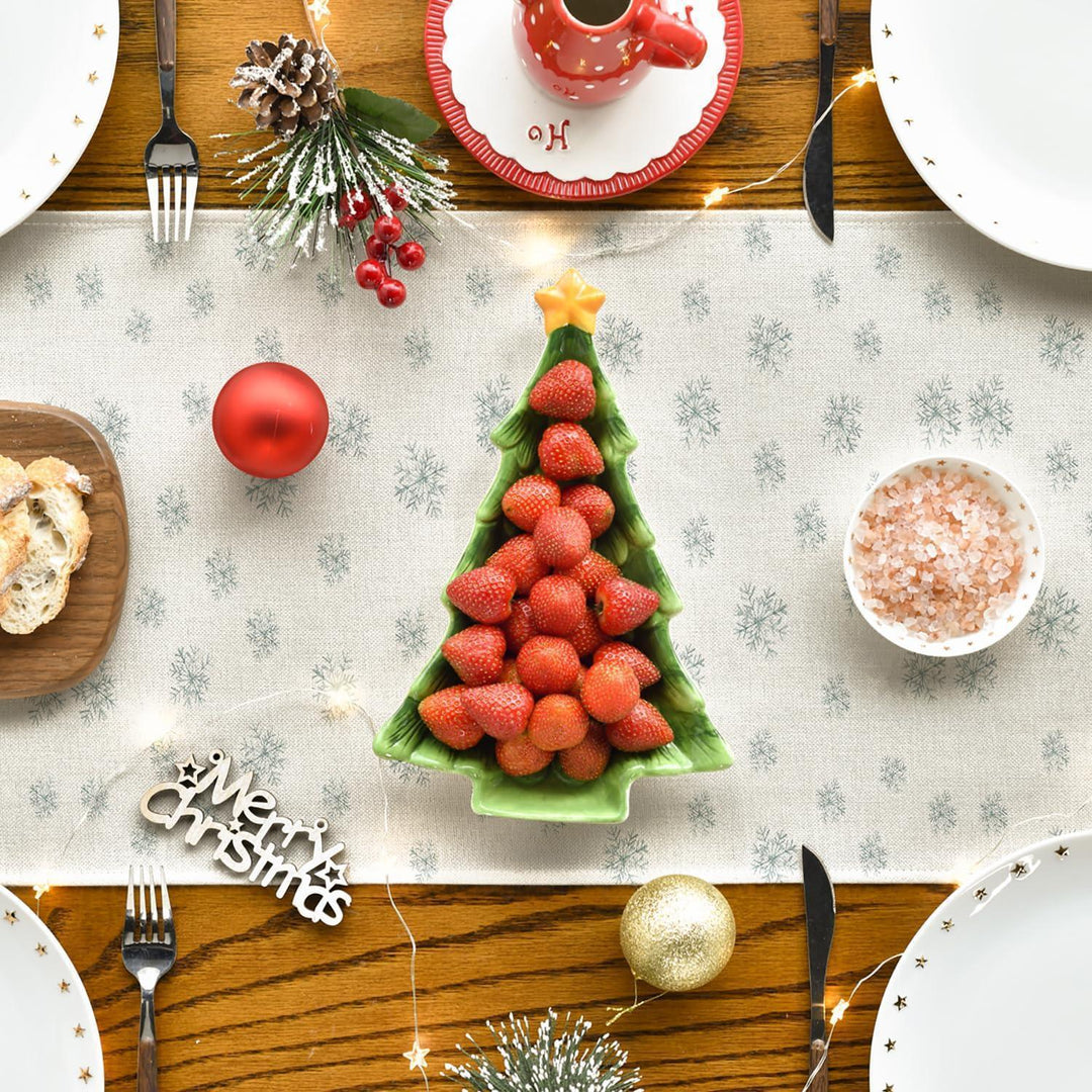 Weihnachtlicher Tischläufer Beige 40 x 180 cm | Mit Kiefern- und Schneeflockenmotiv, waschbare Tischdeko für Weihnachten und Advent