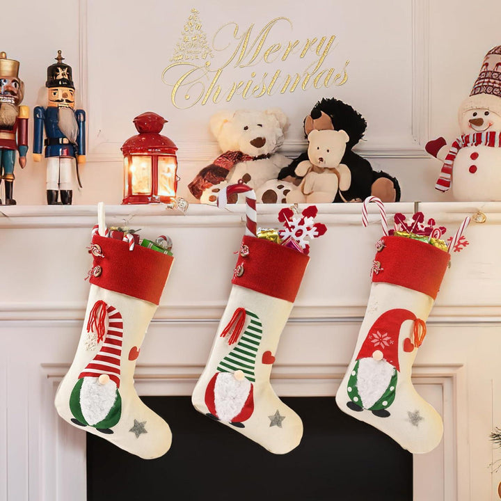 Weihnachtsstrümpfe 3er Set 45 cm aus Leinen | Große Nikolausstrümpfe mit 3D-Weihnachtsmann-Motiv zum Befüllen und Aufhängen