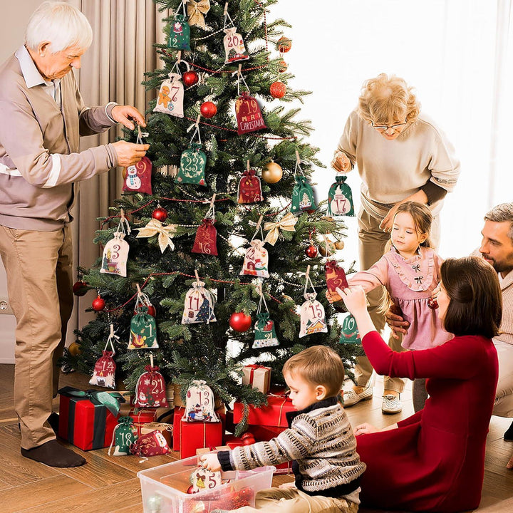 Adventskalender 2026 zum Befüllen mit 24 Stoffbeuteln | Wiederverwendbare Weihnachtssäckchen in Rot, Grün und Beige mit Holzklammern und Hanfseil