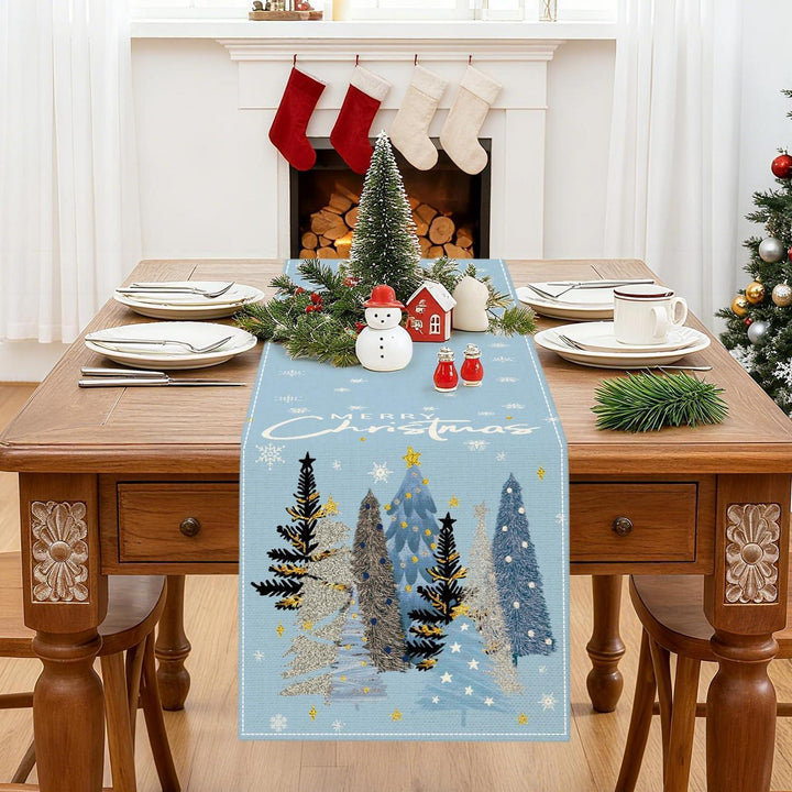 Weihnachtlicher Tischläufer Hellblau 40 x 140 cm | Waschbare Tischdeko mit Weihnachtsbaum und Merry-Christmas-Motiv für 2–4 Personen