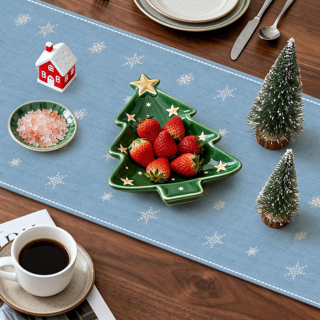 Weihnachtlicher Tischläufer Hellblau 40 x 140 cm | Waschbare Tischdeko mit Weihnachtsbaum und Merry-Christmas-Motiv für 2–4 Personen