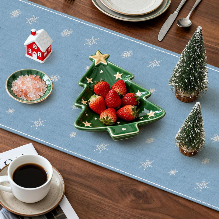 Weihnachtlicher Tischläufer Hellblau 40 x 140 cm | Waschbare Tischdeko mit Weihnachtsbaum und Merry-Christmas-Motiv für 2–4 Personen