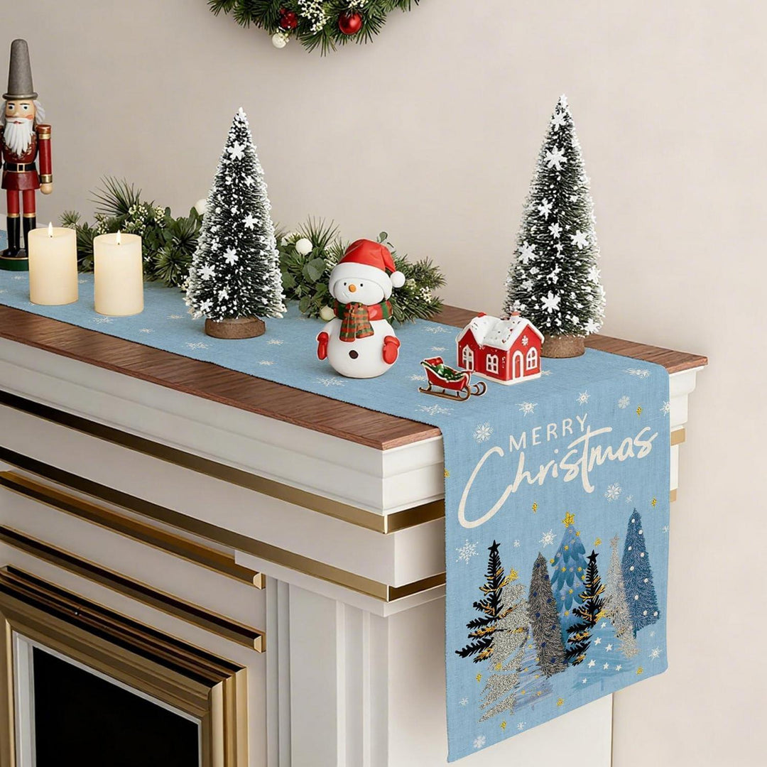Weihnachtlicher Tischläufer Hellblau 40 x 140 cm | Waschbare Tischdeko mit Weihnachtsbaum und Merry-Christmas-Motiv für 2–4 Personen