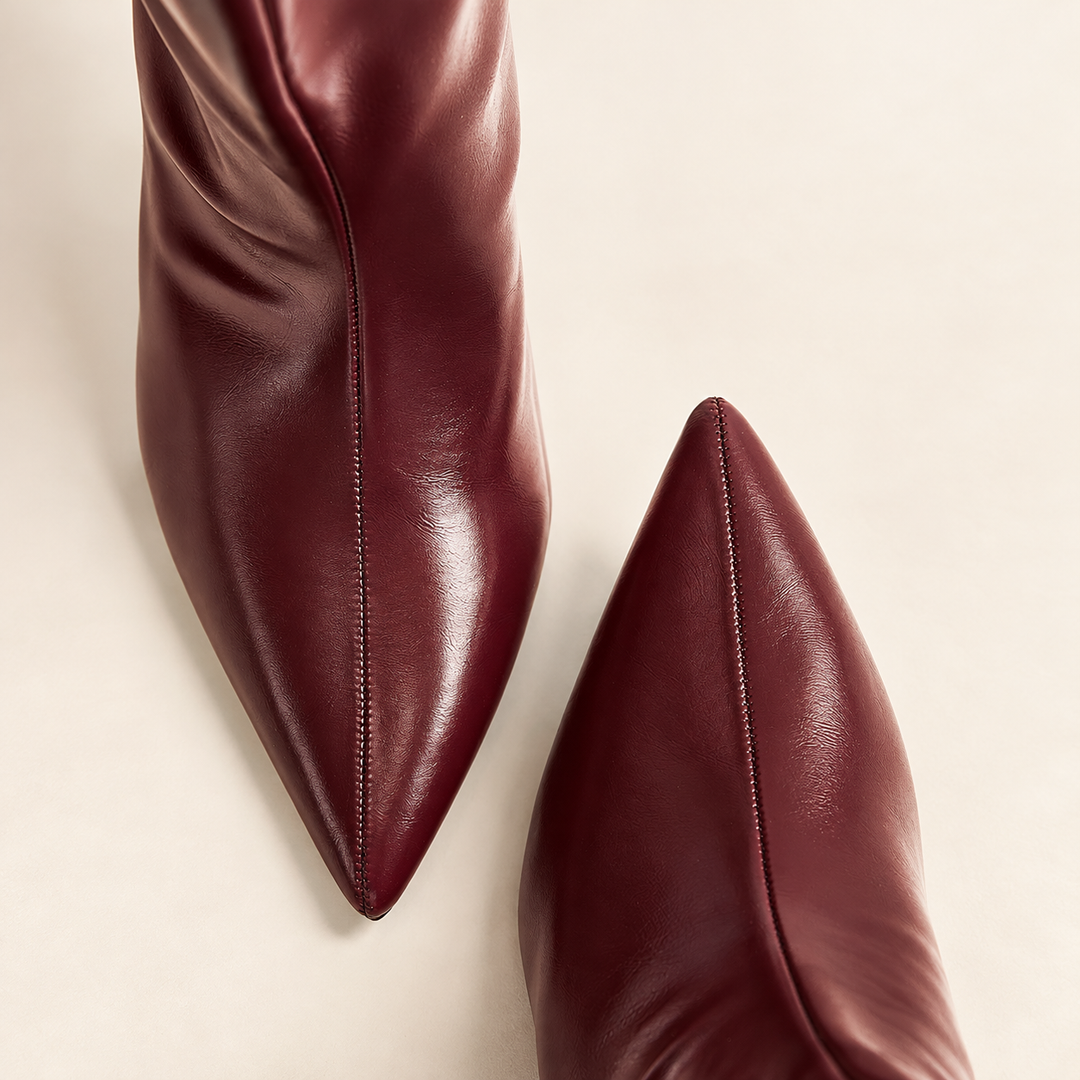 Damen Stiefeletten in Bordeaux-Rot mit niedrigem Absatz | Elegante Ankle Boots in glänzender Lederoptik mit spitzer Zehenpartie