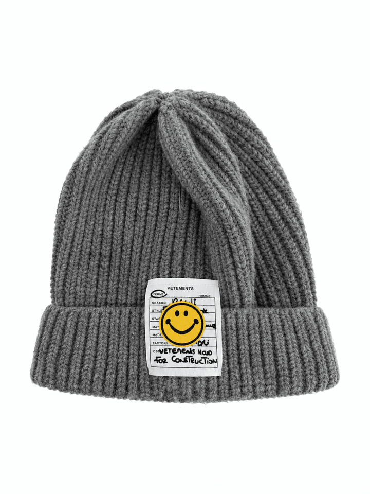 Damen Wollmütze im Rippstrick mit Umschlag | Kuschelig weiche Wintermütze mit Smiley-Patch | Onesize in 8 Farben