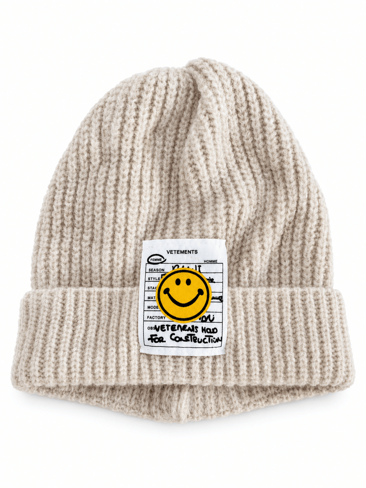 Damen Wollmütze im Rippstrick mit Umschlag | Kuschelig weiche Wintermütze mit Smiley-Patch | Onesize in 8 Farben