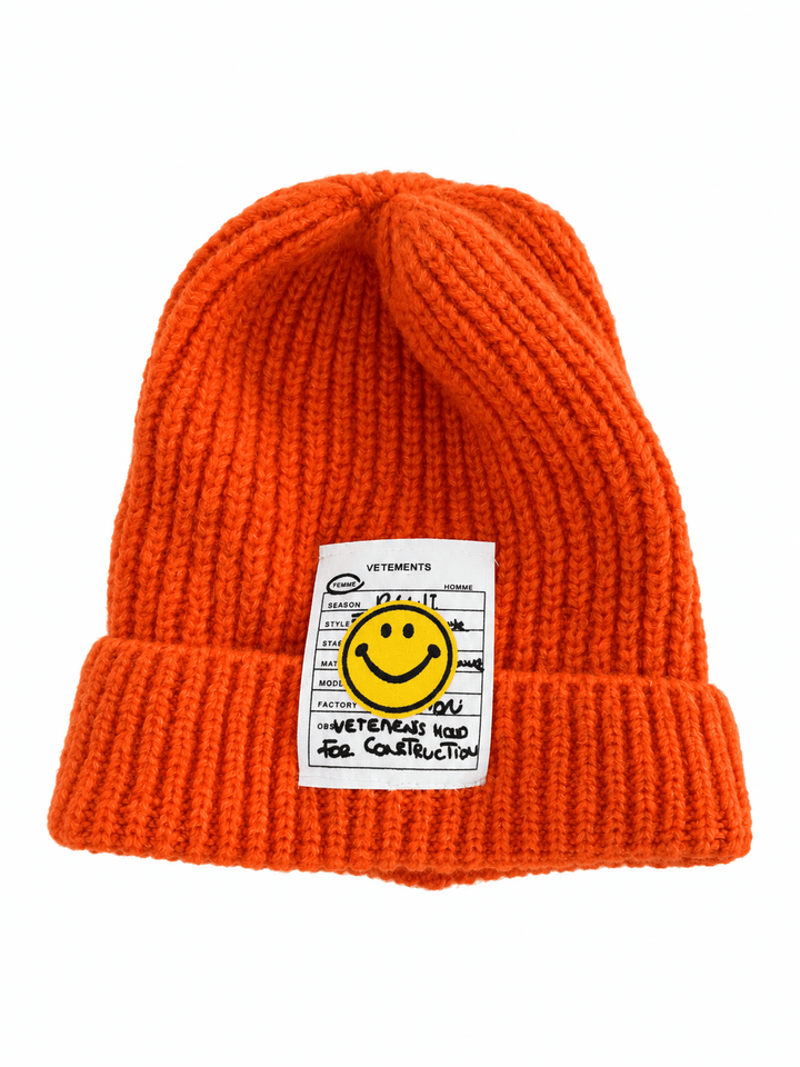 Damen Wollmütze im Rippstrick mit Umschlag | Kuschelig weiche Wintermütze mit Smiley-Patch | Onesize in 8 Farben